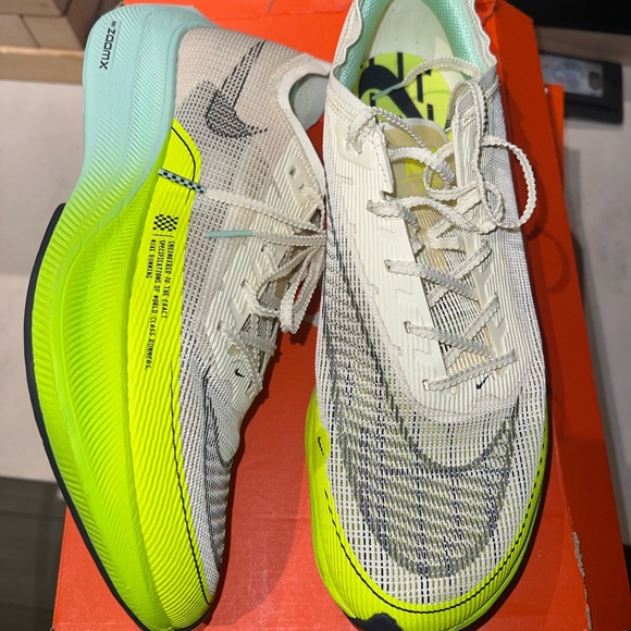Size 13 - Nike ZoomX Vaporfly NEXT% 2 white, bright Green - Picture 1 of 6